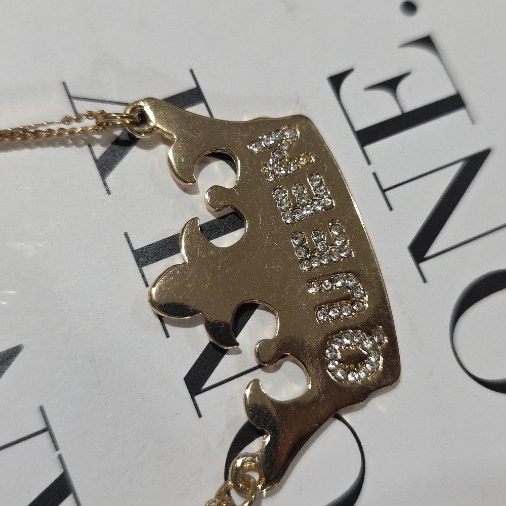 Gold Layered Necklace with Sparkling ‘Queen’ Crown Pendant – Statement Jewelry - Picture 8 of 8
